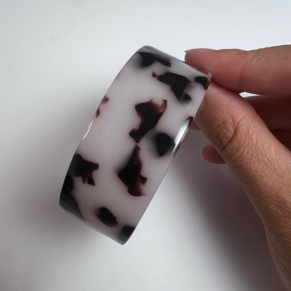 CJLA TORTOISE Cuff Bracelet - Resin Bracelet OS - Picture 8 of 10
